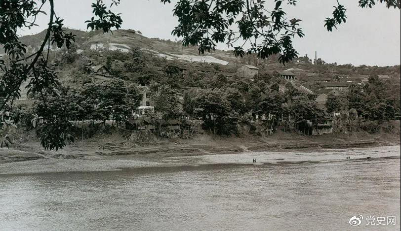 1935年3月16日至17日，紅一方面軍三渡赤水的渡口之一——茅臺(tái)渡口。