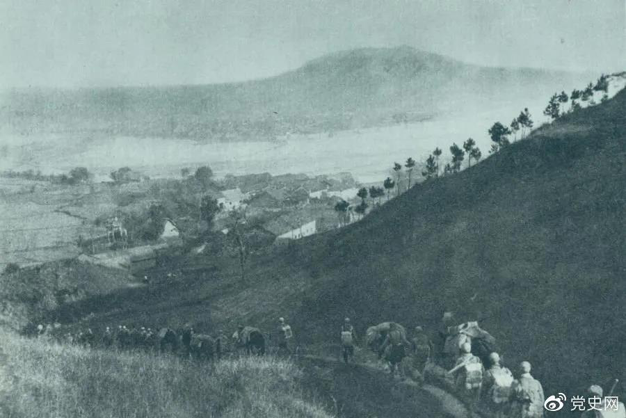 1945年4月6日，太行部隊等向白晉、同蒲沿線上的日軍展開攻擊。這是八路軍向祁縣開進。