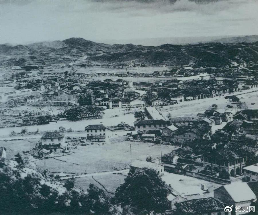 1928年4月，朱德率領(lǐng)南昌起義余部到達(dá)井岡山，與毛澤東領(lǐng)導(dǎo)的部隊(duì)勝利會(huì)師。圖為會(huì)師地點(diǎn)礱市全景。