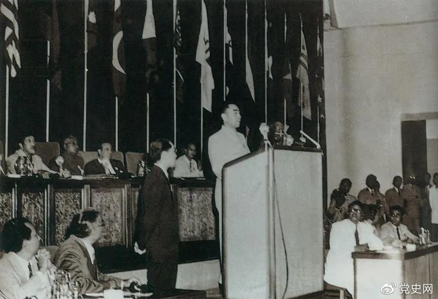 1955年4月18日，亞非會(huì)議在萬隆開幕。圖為19日周恩來在會(huì)議上發(fā)言。