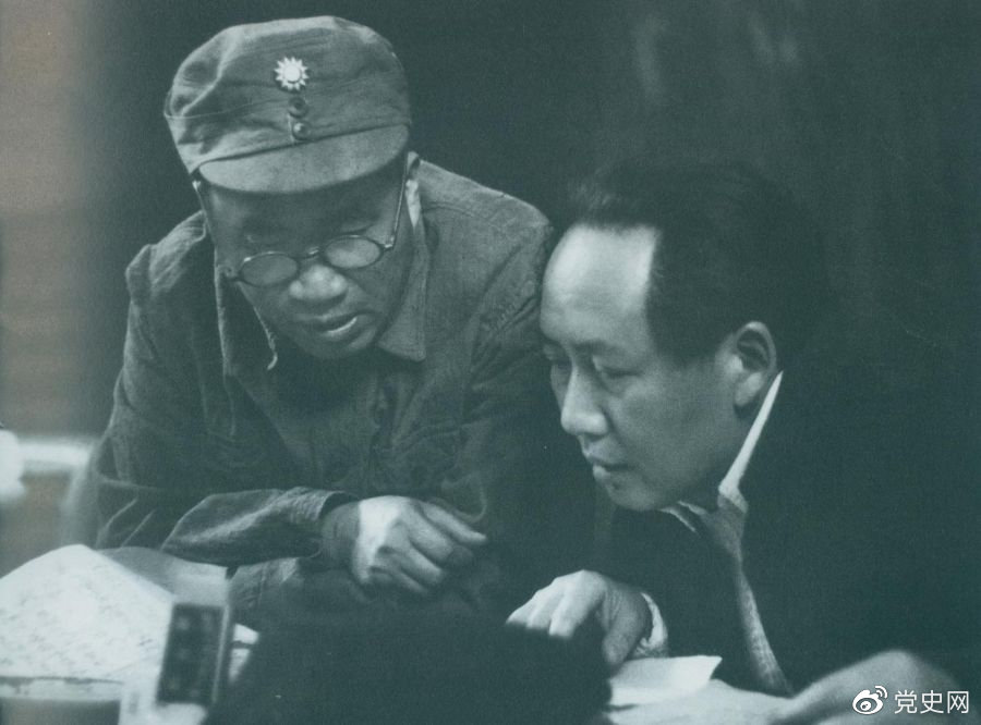 1945年4月，毛澤東和朱德在中國共產黨第七次全國代表大會上。