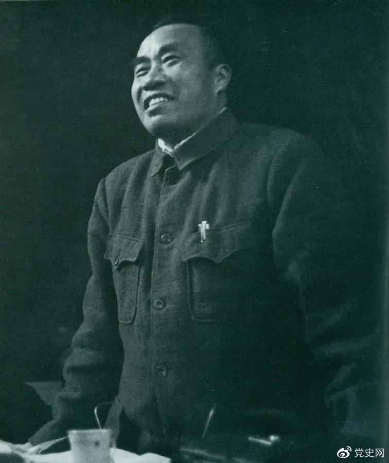 1945年4月25日，朱德在中國(guó)共產(chǎn)黨第七次全國(guó)代表大會(huì)上作題為《論解放區(qū)戰(zhàn)場(chǎng)》的軍事報(bào)告。
