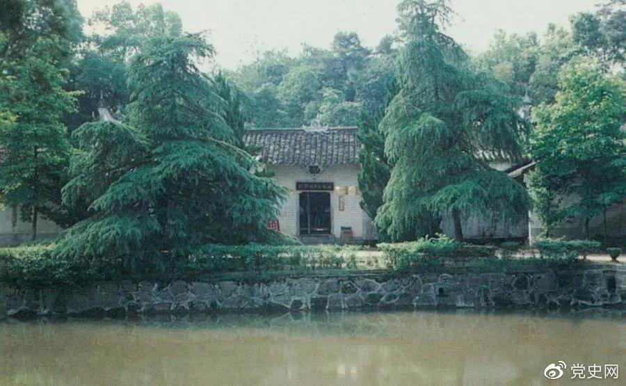 圖為任弼時故居。1904年4月30日，任弼時出生在湖南省湘陰縣熟塘鄉(xiāng)唐家橋（今屬汨羅市）。