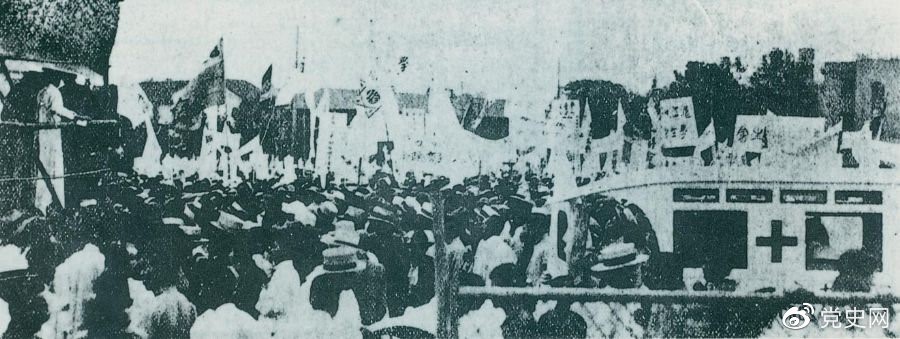 　　1925年6月7日，中國共產(chǎn)黨通過上?？偣?lián)合上海學生聯(lián)合會、上海各馬路商界聯(lián)合會等，成立了上海反帝運動的領(lǐng)導機關(guān)——工商學聯(lián)合會。11日，在該會的主持下，上海20萬群眾集會，通過了逞兇、賠償、取消領(lǐng)事裁判權(quán)等17項對外交涉條件。圖為大會盛況。