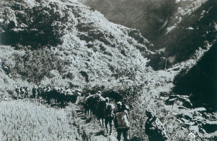 　　1947年6月，劉鄧大軍強(qiáng)渡黃河天險(xiǎn)，千里躍進(jìn)大別山，揭開了中國(guó)人民解放軍戰(zhàn)略進(jìn)攻的序幕。