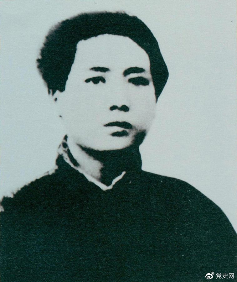1921年7月，毛澤東赴上海參加中國共產(chǎn)黨第一次代表大會，成為黨的創(chuàng)始人之一。
