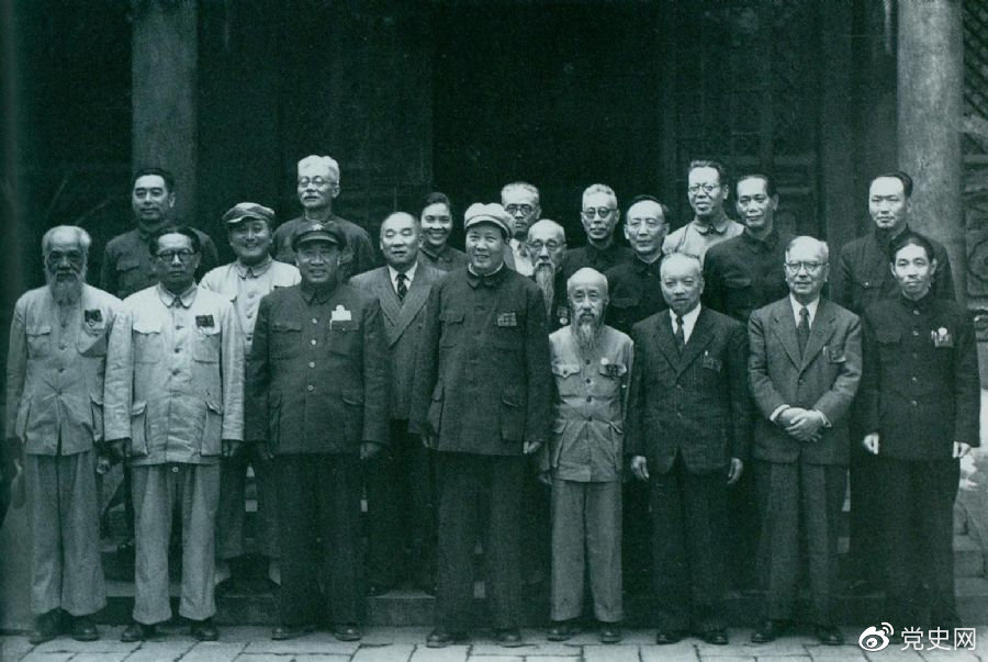 1949年7月5日，新政治協(xié)商會(huì)議籌備會(huì)常務(wù)委員合影。