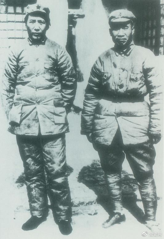 　　1937年7月7日，盧溝橋事變爆發(fā)。8日，中共中央通電全國，號召結(jié)成民族統(tǒng)一戰(zhàn)線抵抗日本侵略者。圖為1936年冬毛澤東和朱德在陜北。