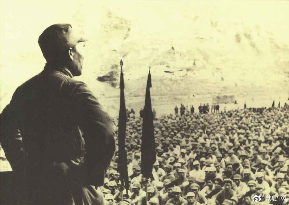 1937年8月后，朱德任中共中央軍委副主席、中央軍委華北軍分會書記、國民革命軍第八路軍總指揮（后為第十八集團(tuán)軍總司令），指揮八路軍開赴華北抗日前線。圖為朱德對即將開赴前線的八路軍將士講話。