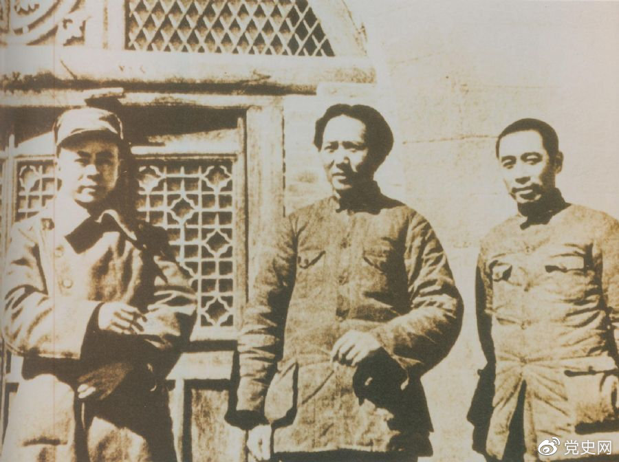 洛川會議上組成了新的中共中央革命軍事委員會，毛澤東為書記（亦稱主席）。這是毛澤東、周恩來和任弼時的合影。
